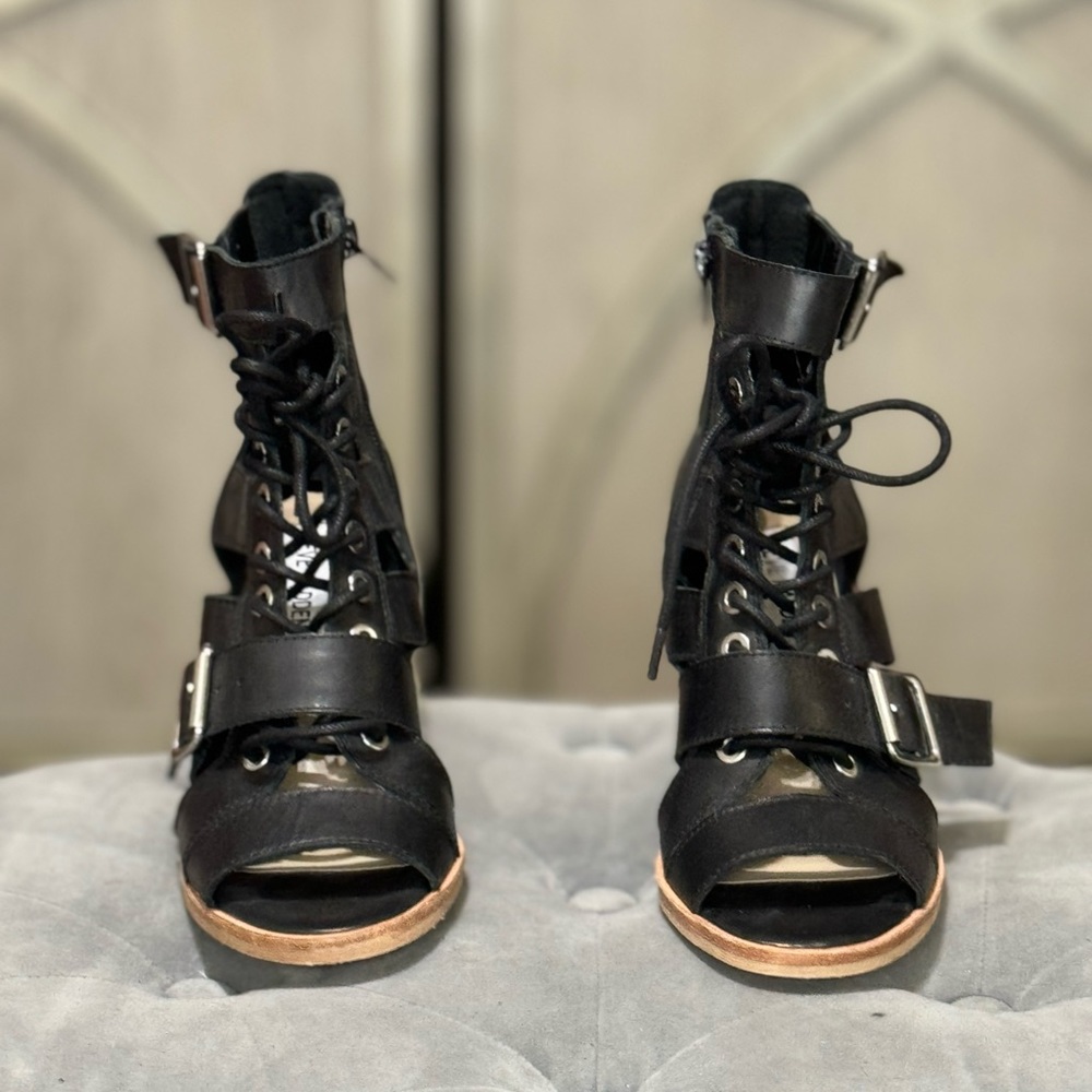 Steven Madden, Size 5.5 Jackson sandal, worn twice, not available online
